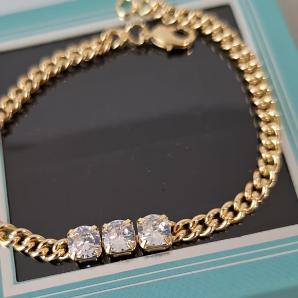 Round shape three diamonds bracelet - Picture 1 of 8